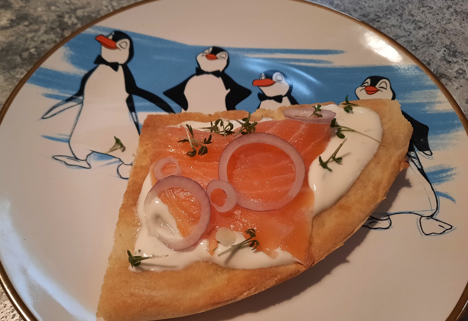 Smoked Salmon Pizzetta mit roten Zwiebeln und Kresse