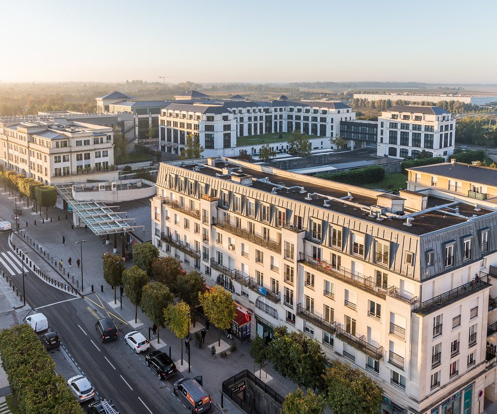 Luftaufnahme von Place d'Ariane und Rue d'Ariane im Val d'Europe mit dem RER Bahnhof im Zentrum