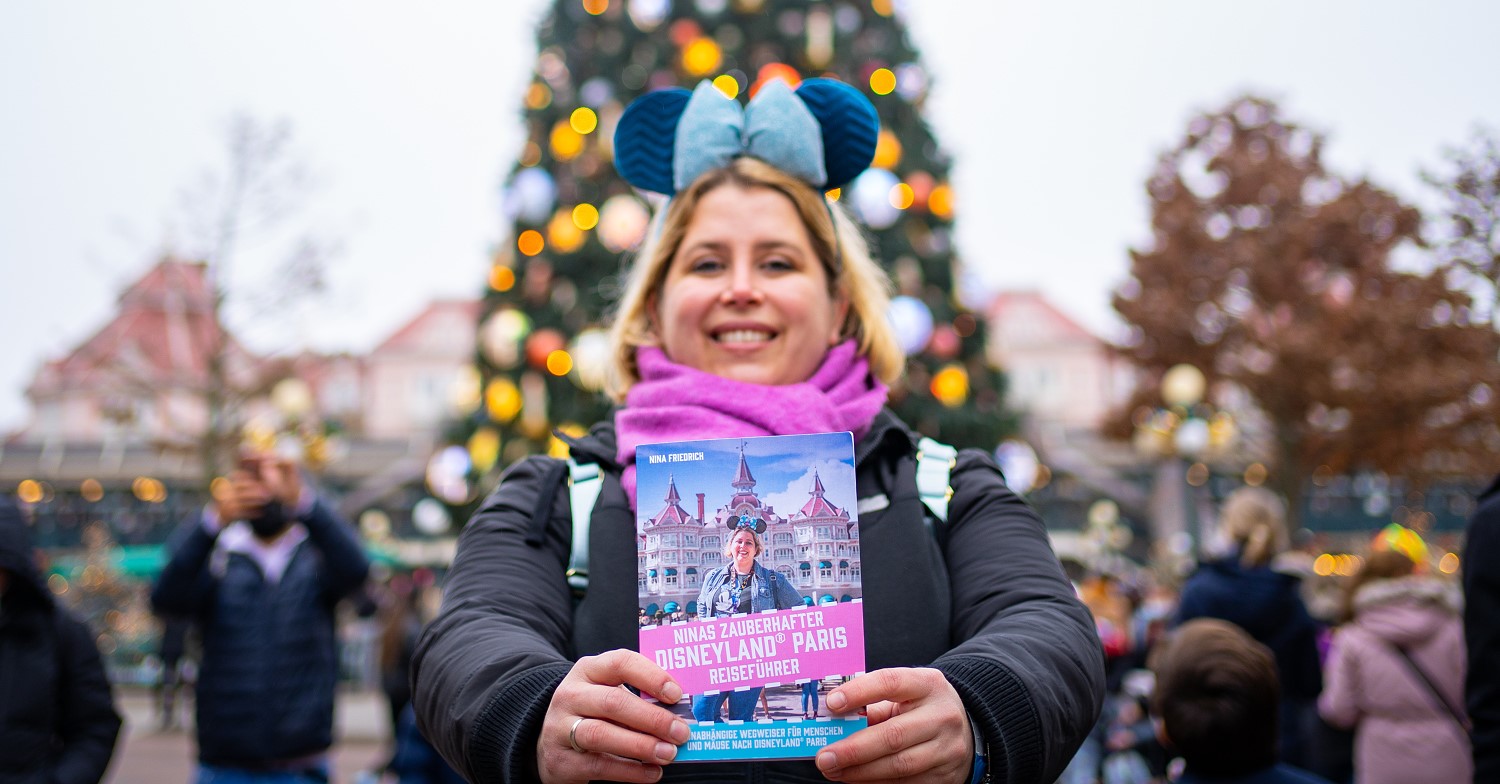 Nina präsentiert ihren Reiseführer im Disneyland Paris