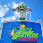 Buzz Lightyear Figur über dem Eingang von Buzz Lightyear LaserBlast