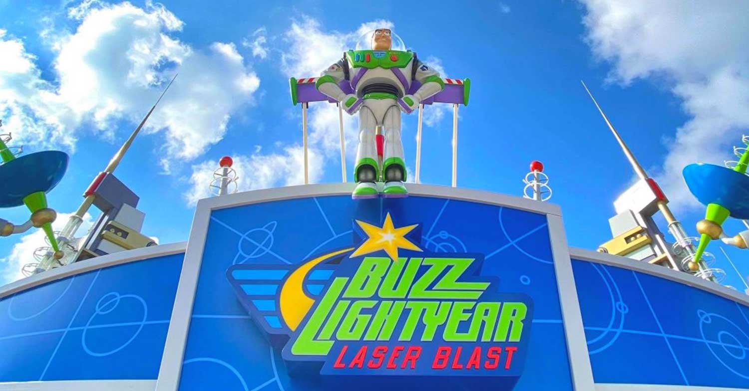 Buzz Lightyear empfängt die Space Ranger am Eingang zu Buzz Lightyear Laser Blast