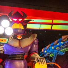 Imperator Zurg mit Laserkanonen in der linken Hand in Buzz Lightyear Laser Blast