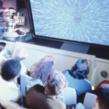 Star Tours 1997 Simulator Innenraum mit Roboter Rex als Pilot neben der Projektionsleinwand beim Sprung mit Lichtgeschwindigkeit