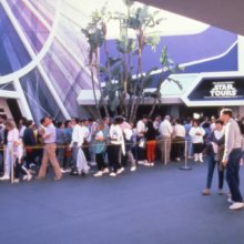 Lange Warteschlange vor der neuen Star Tours Attraktion