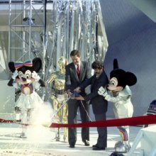 George Lukas und damaliger CEO Michael Eisner durchschneiden mit einem Lichtschwert das rote Band im Beisein von Mickey und Minnie