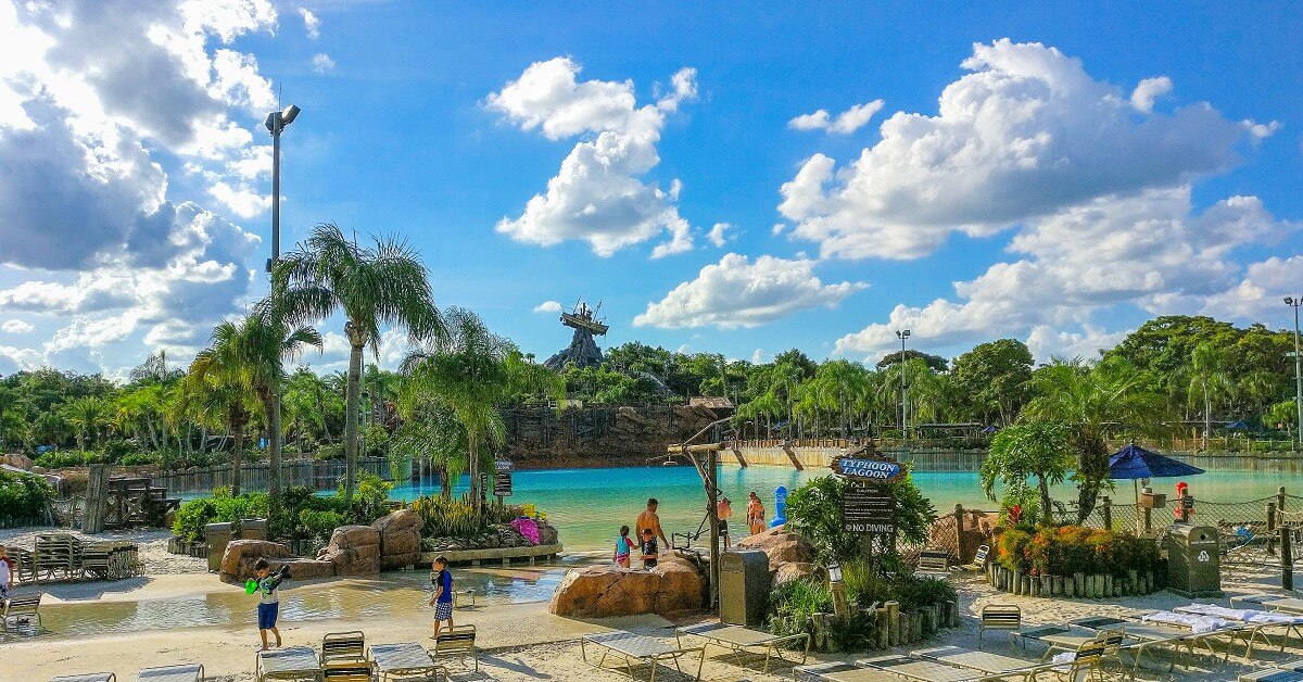 Blick auf ein großes Wellenbecken im Wasserpark Typhoon Lagoon