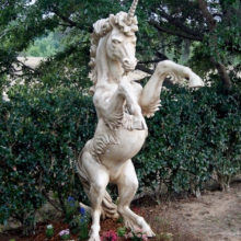 Eine Einhornstatue aus dem Animal Kingdom, die auf den Hinterbeinen steht