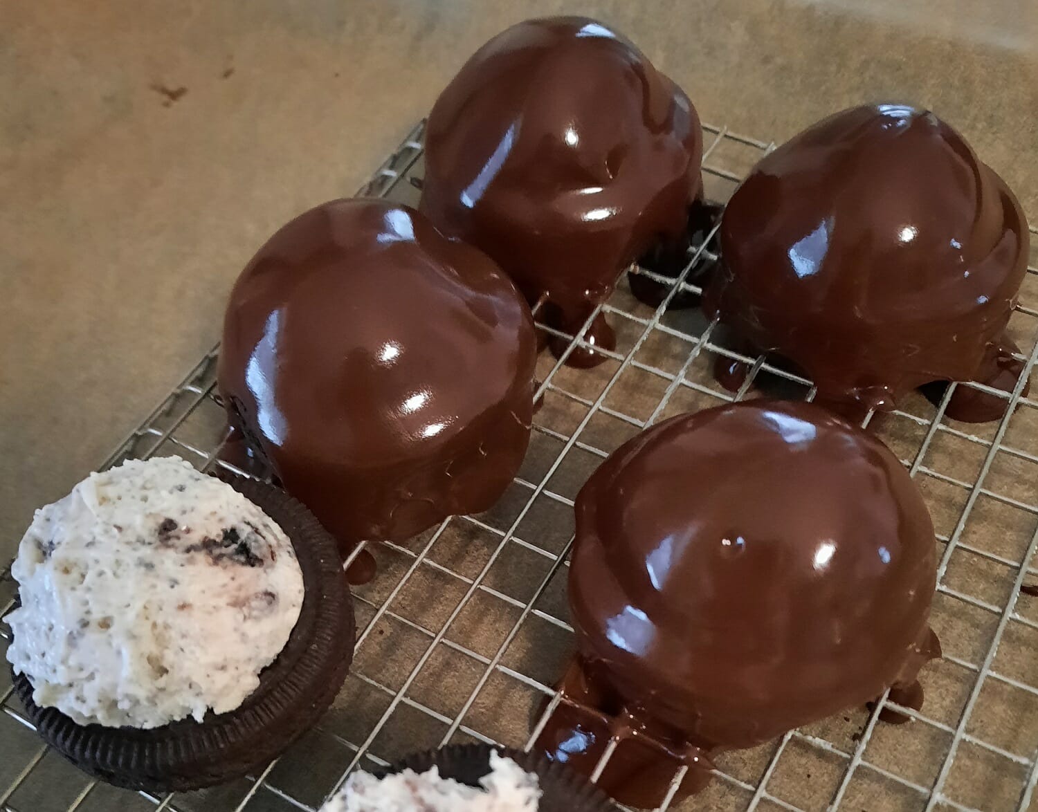 Kleine Desserthäppchen mit Oreos und Schokoladenmousse werden mit Ganache überzogen