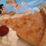 Ein Stück Bailey's Creme Brulee Tarte auf einem Teller mit Cinderella-Motiv