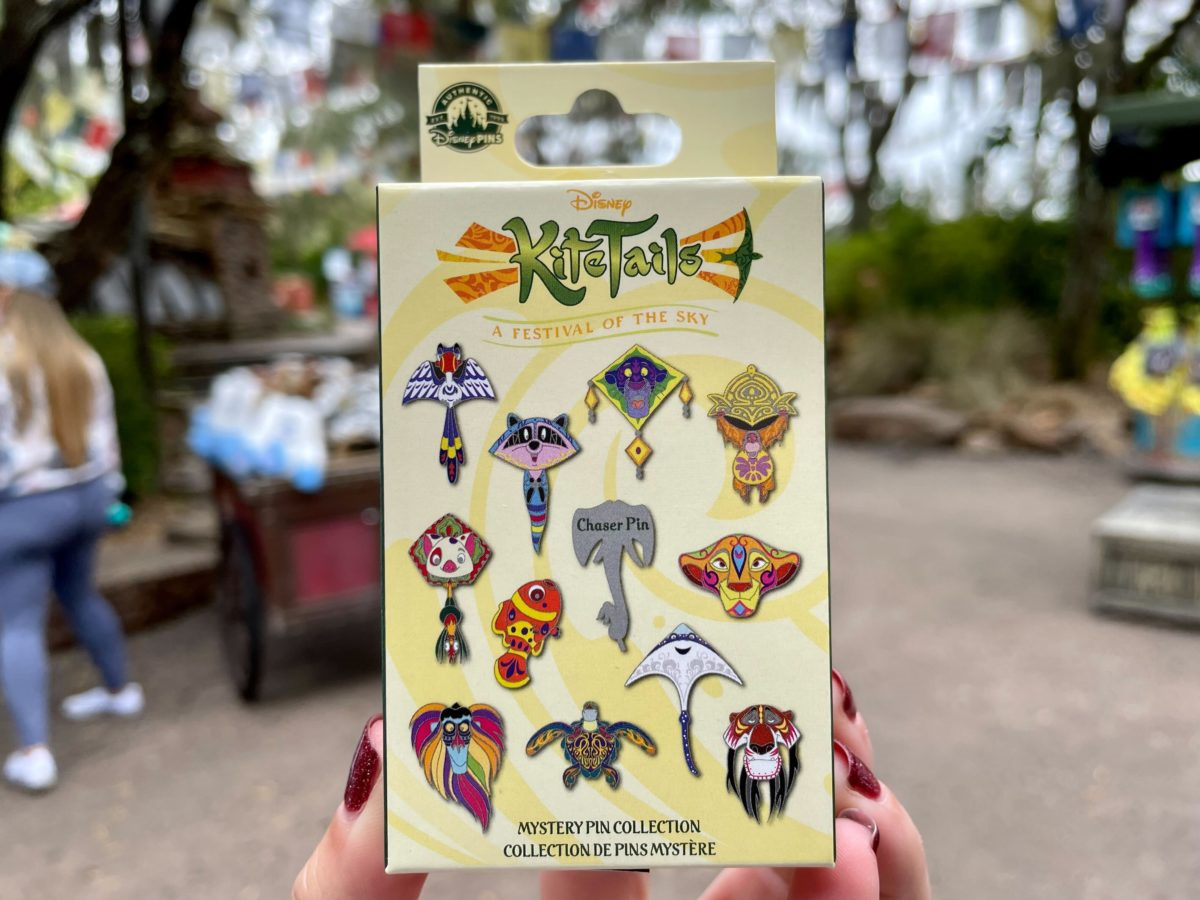 Eine Box mit zwei Mystery Pins aus dem Animal Kingdom