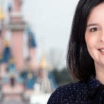 Show Producer Astrid Gomez vor dem Schloss in Disneyland Paris