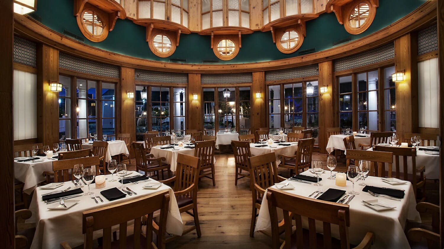 Speisesaal des Signature Restaurants Yachtsman Steakhouse in Disney's Yacht Club Resort