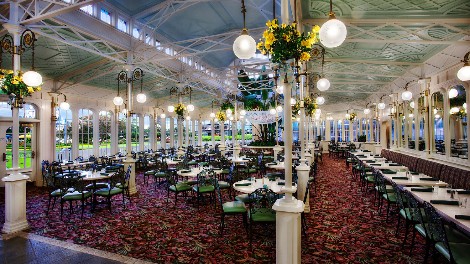 Innenraum des viktorianisch anmutenden Buffetrestaurants Crystal Palace in Disney's Magic Kingdom Park