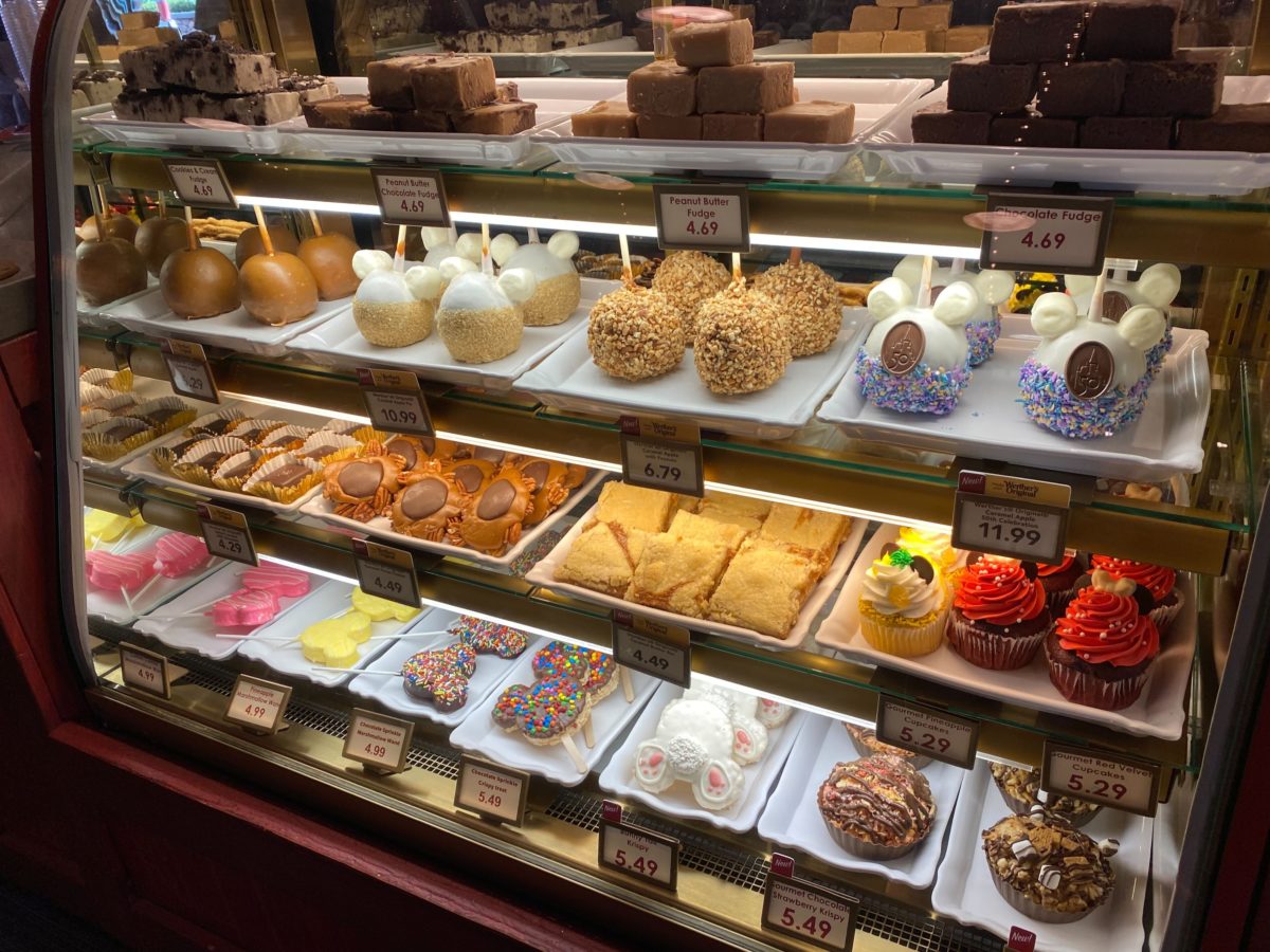 Karamelläpfel, Cookies und weitere süße Snacks in einer Vitrine im Magic Kingdom