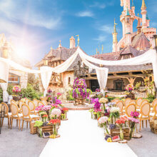 Festlich geschmückter Innenhof vor Auberge de Cendrillon im Rahmen von Disneys Fairy Tale Weddings