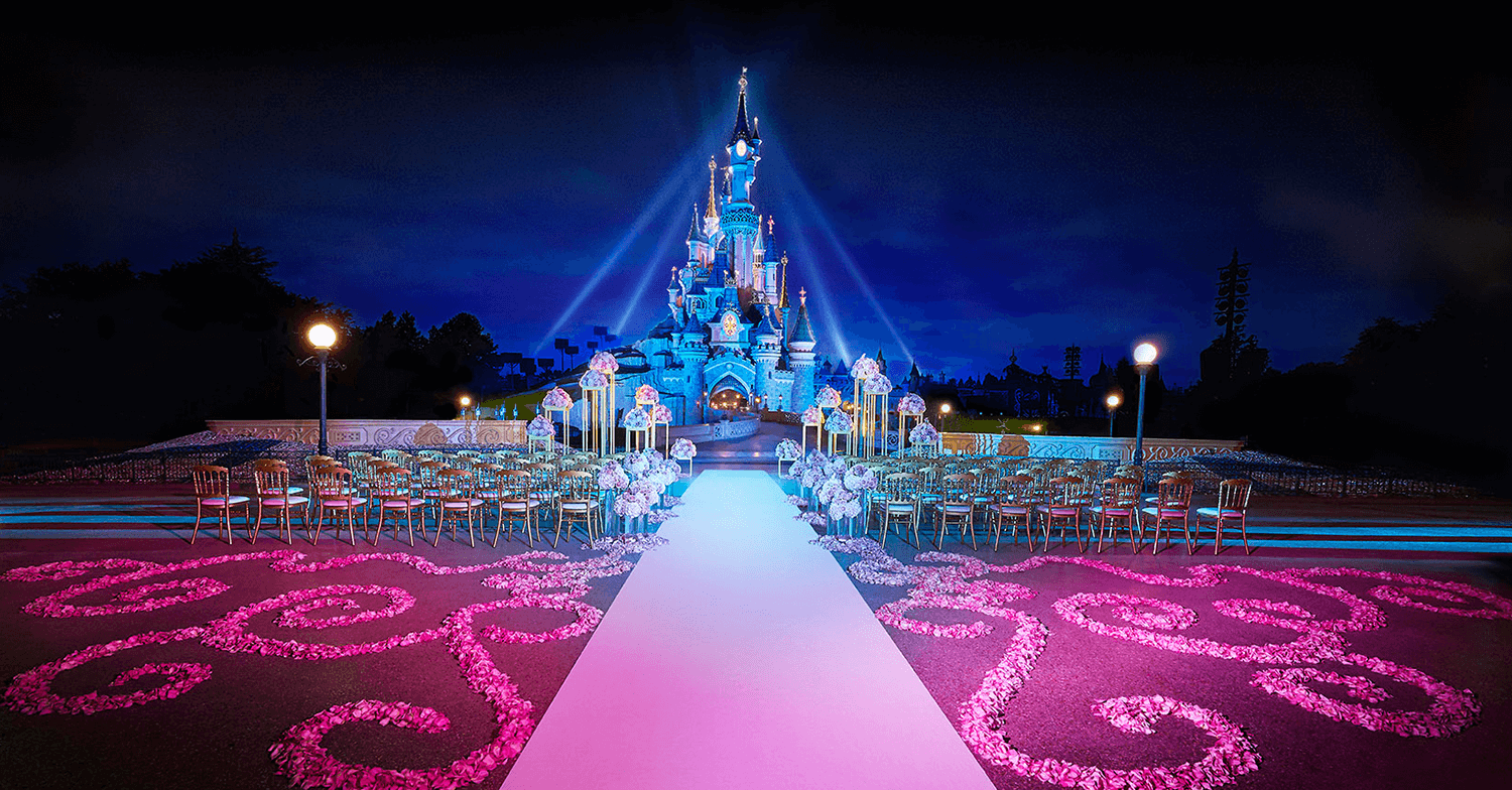 Romantischer Blick vom Central Plaza auf das Dornröschenschloss im Rahmen von Disneys Fairy Tale Weddings