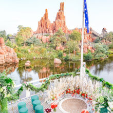 Blick auf das festliche Deck auf dem Thunder Mesa River Boat im Rahmen der Disneys Fairy Tale Weddings