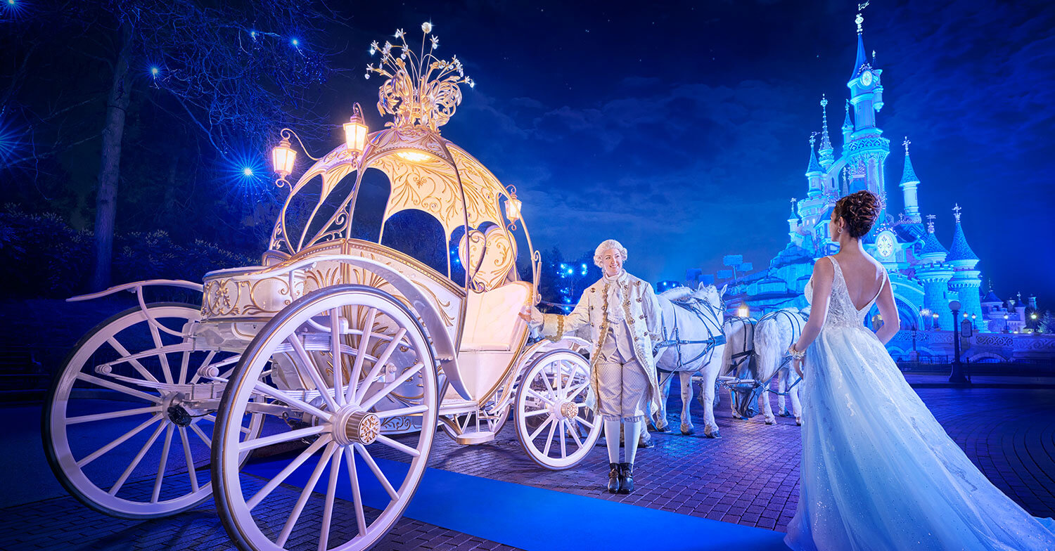 Cinderella Kutsche wartet vor dem Dornröschenschloss auf die festliche Braut