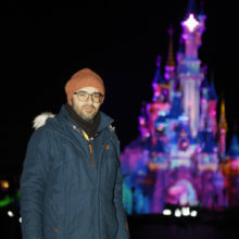 Motion Designer Jean Paul Faurre vor dem Dornröschenschloss am Abend