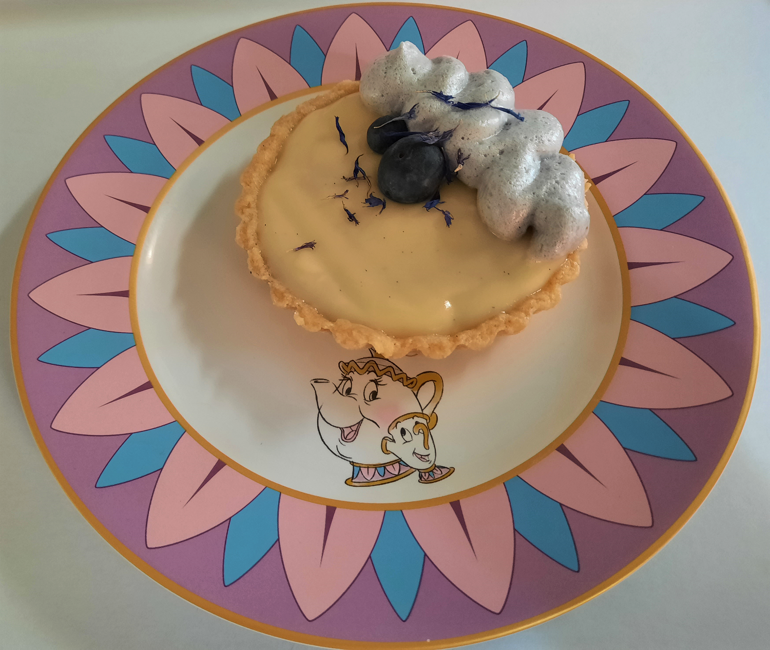 Eine Blaubeer-Zitronencreme-Tarte auf einem hübschen Disneyteller