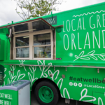 Ein grüner Food Truck in Disney Springs