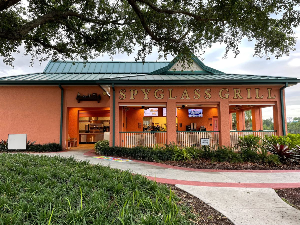 Blick auf das Gebäude des Schnellrestaurants Spyglass Grill im Caribbean Beach Resort