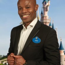 Yawo, Cast Member vor dem Schloß des Disneyland Paris