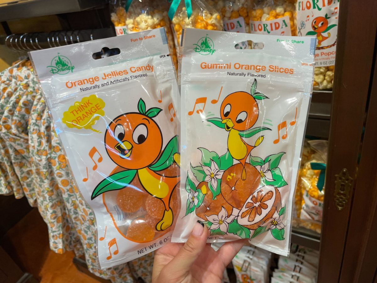 zwei Packungen Gummibärchen mit dem berühmten Orange Bird auf der Verpackung