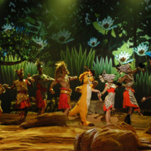 Disneyland Paris Show The legend of the lion king mit Timon und Tänzern