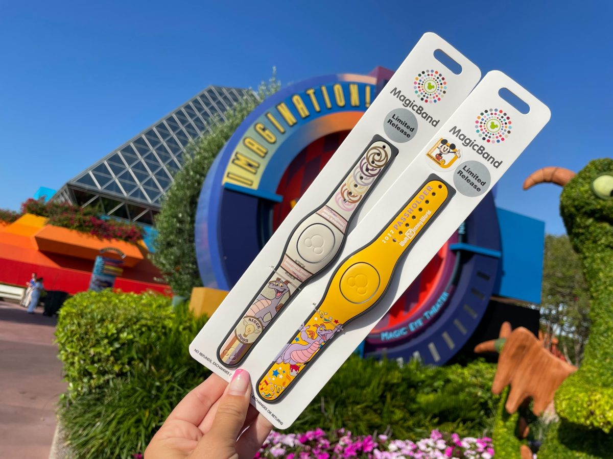 zwei Magic Bands mit Figment Motiven in Epcot