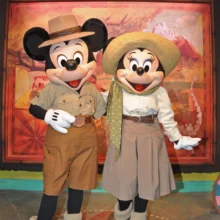 Mickey und Minnie in Safari-Outfits beim Meet and Greet im Animal Kingdom