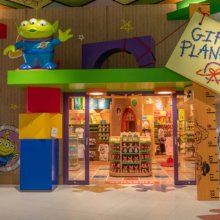 Toy Story Hotel Gift Planet mit Alien über dem Eingang