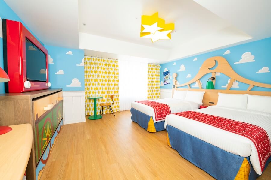 Toy Story Hotel Zimmer mit buntem Fernseher