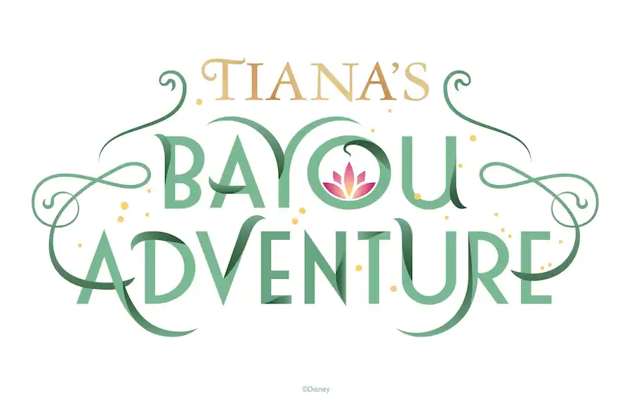 Ein verschnörkeltes Logo mit dem Schriftzug Tiana's Bayou Adventure