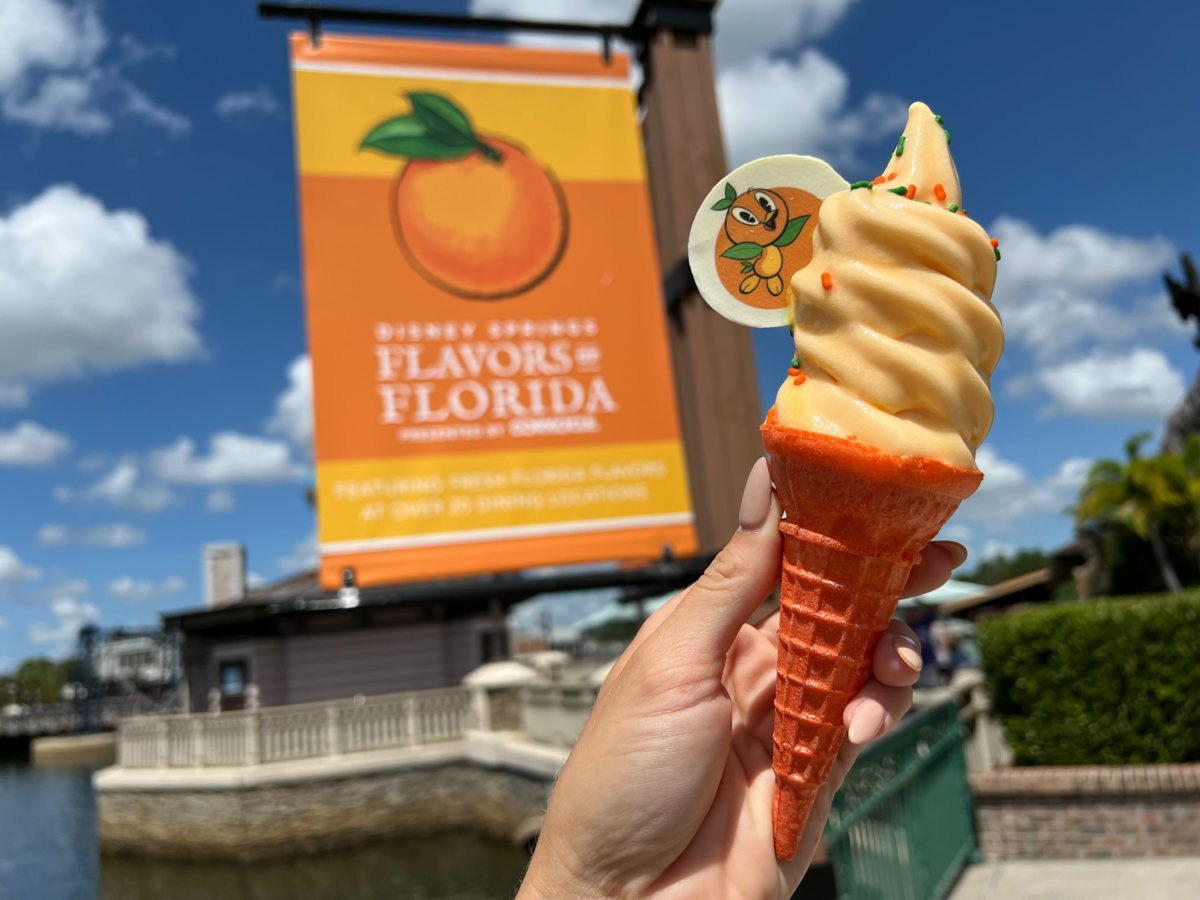 Dole Whip Softeis in einer orangefarbenen Waffel mit Streuseln und einem Orange Bird Dekor