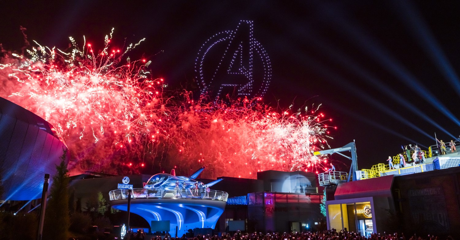 Feuerwerk mit Drohnenshow und den Avengers am Quinjet zur Eröffnung des Avengers Campus