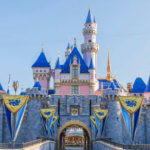 Disney Schloss mit blauen Turmspitzen in Disneyland Anaheim, nicht weit entfernt vom D23 Expo Parkpanel