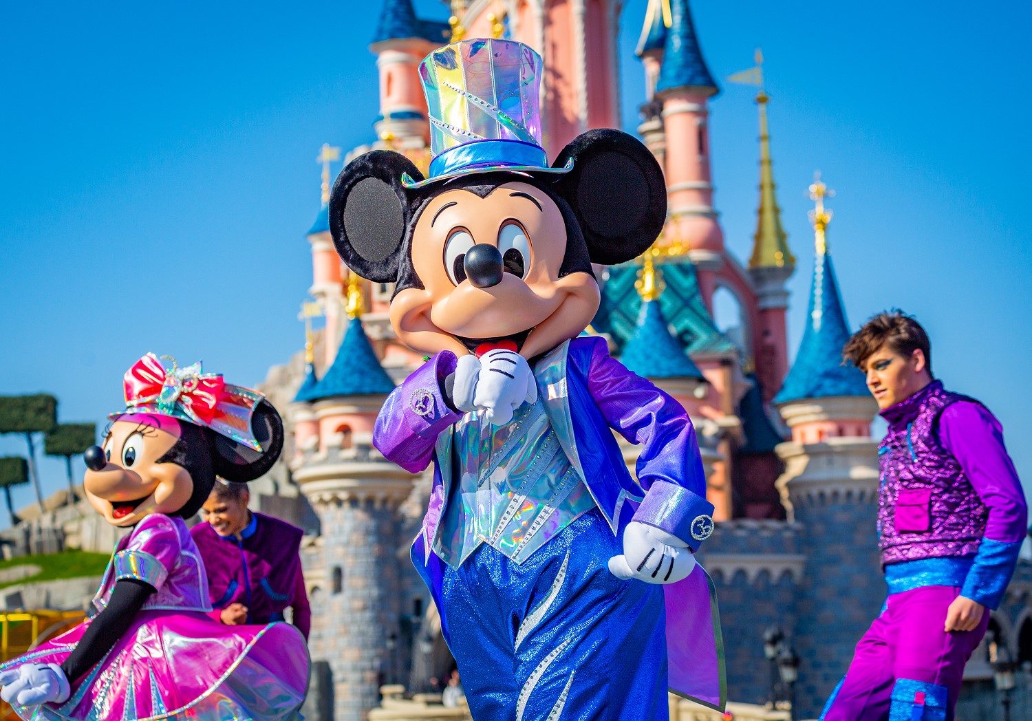 Mickey Mouse in seinem lila-blauen Jubiläumsoutfit bei der Show Dream and Shine Brighter