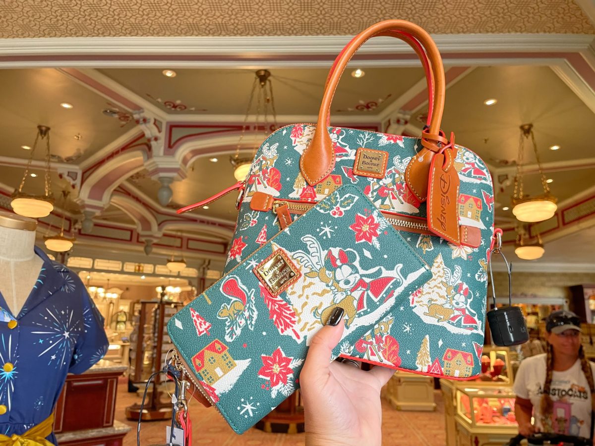 Eine Handtasche und ein Portemonnaie mit Disney Weihnachtsprint