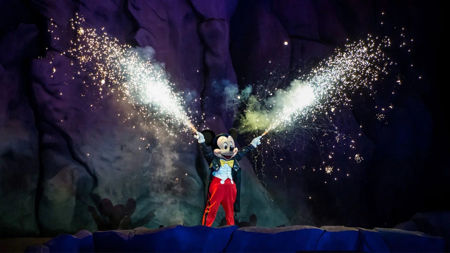 Mickey Mouse steht während der Abendshow Fantasmic in den Hollywood Studios auf der Bühne