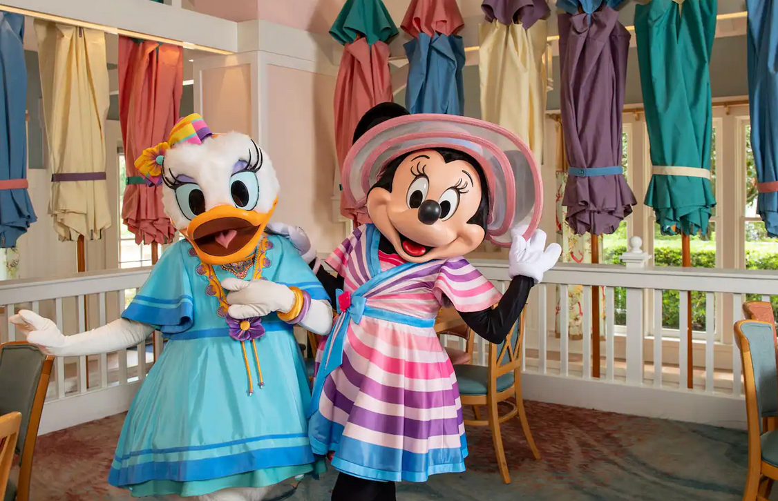 Daisy Duck und Minnie Maus posieren für ein Foto in hübschen Strandkleidern