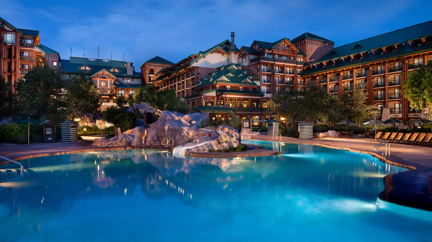 Pool in der Wilderness Lodge am Abend