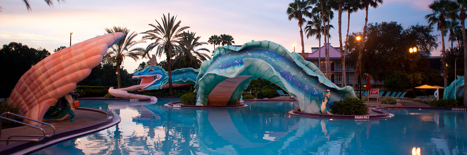 Pool mit ausgefallener Wasserrutsche in Schlangenform