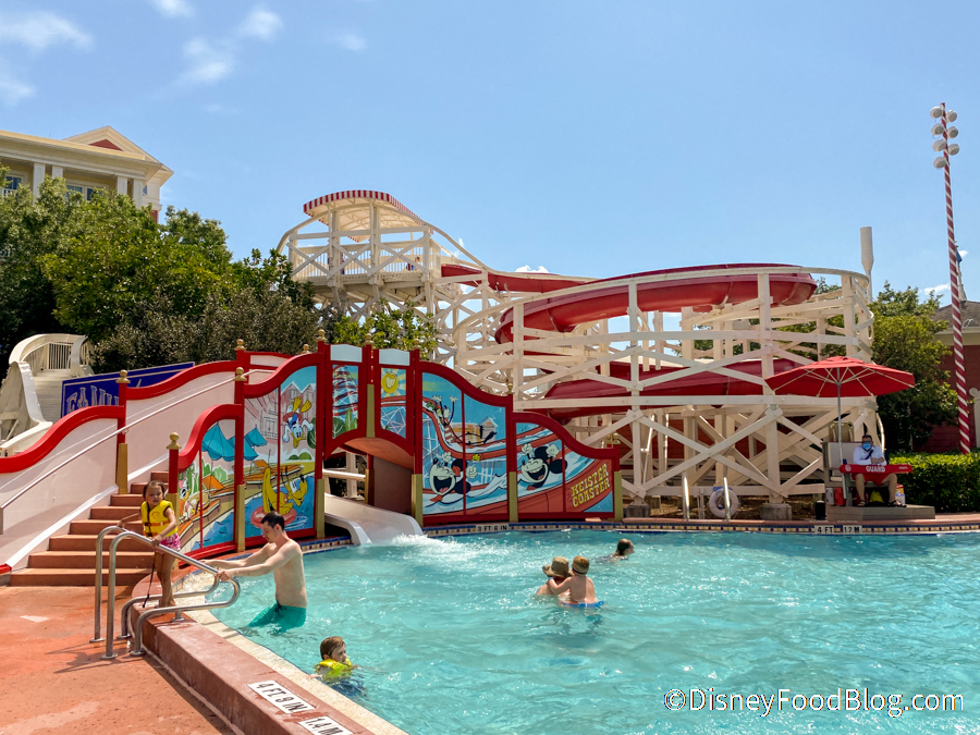 Wasserrutsche mit Mickey Comic-Dekor am Pool des Boardwalk Inn 