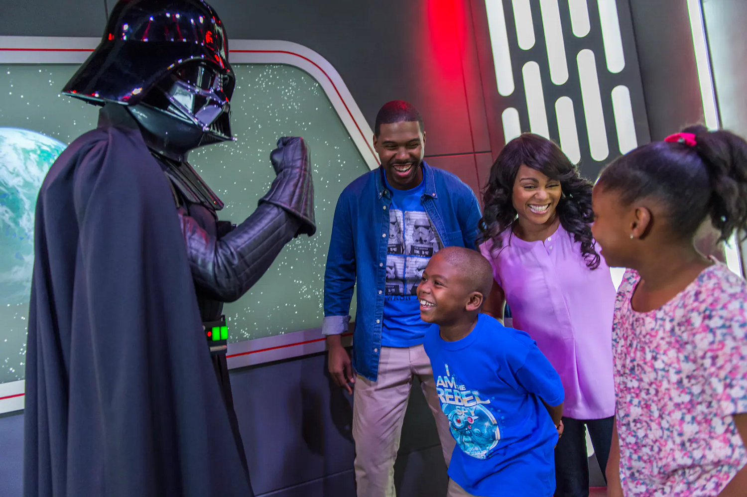 Eine Familie trifft in der Star Wars Launch Bay auf Darth Vader