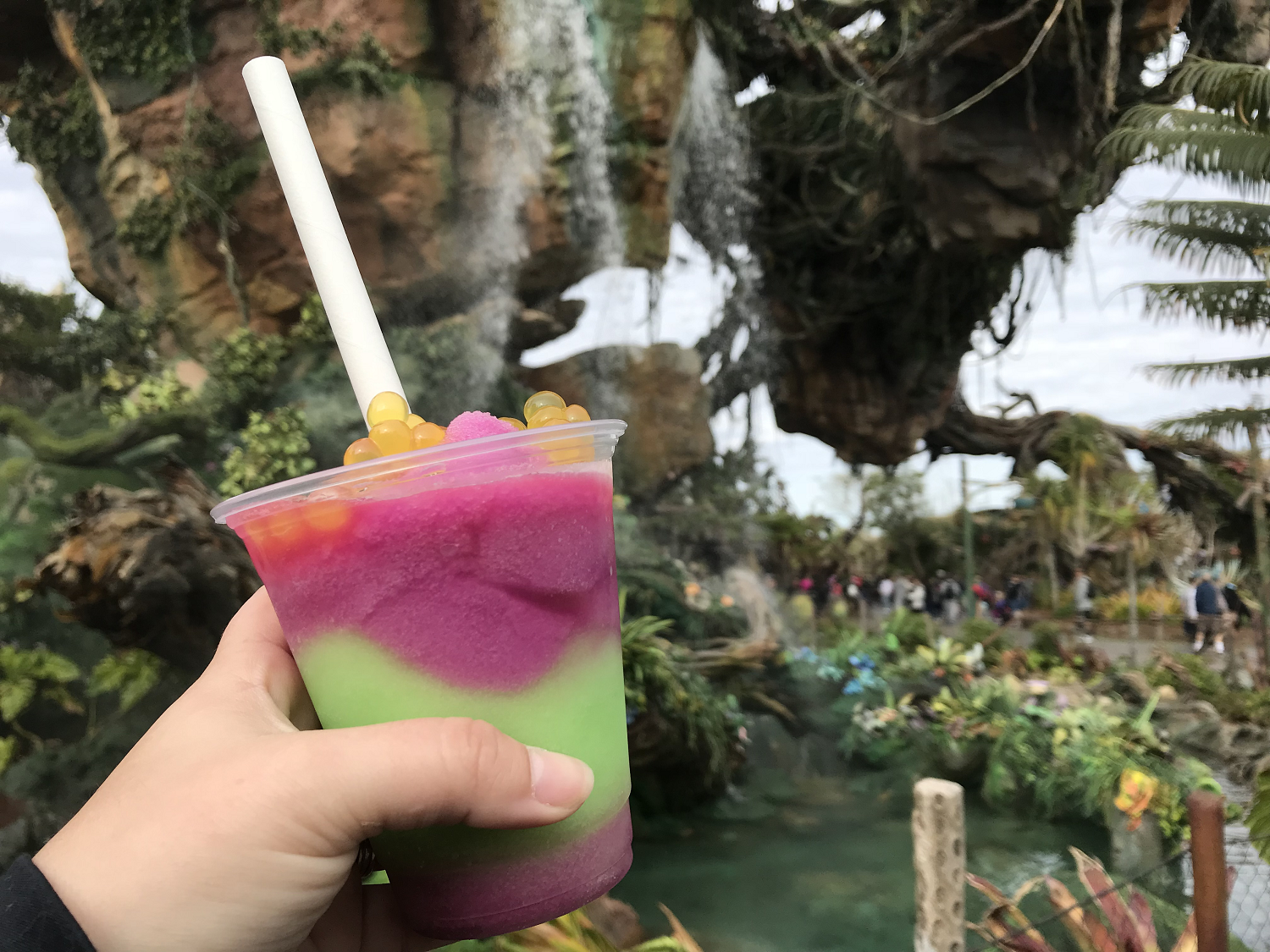 Mehrfarbiger alkoholfreier Slush-Cocktail mit Boba-Perlen