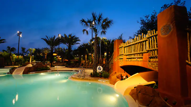 Pool in der Animal Kingdom Lodge am Abend