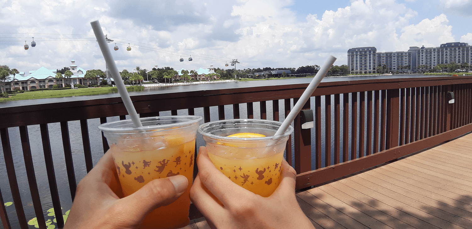 Zwei Cocktails mit Strohhalmen