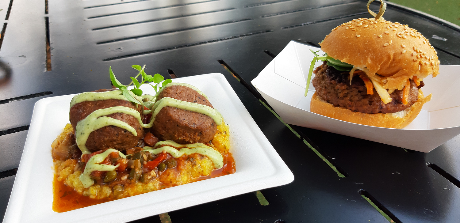 Vegane Fleischbällchen auf Polenta und ein kleiner Burger mit veganem Patty