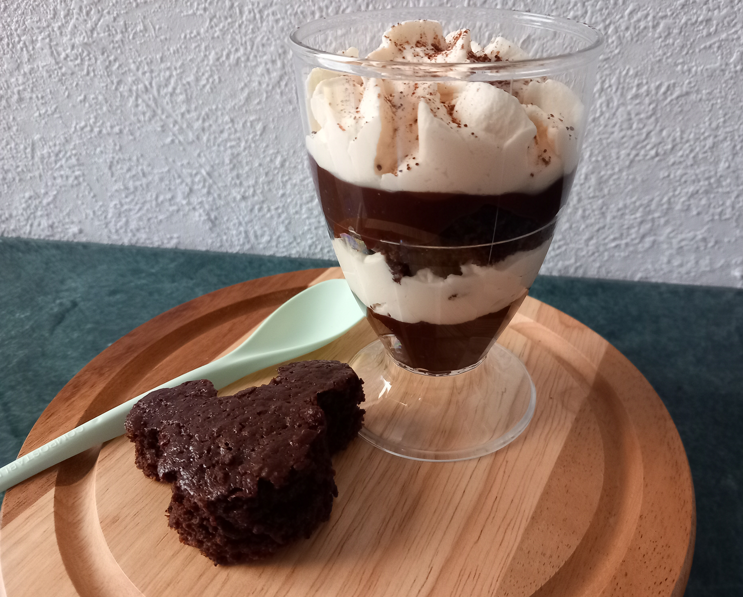 Dessert in einem Glas mit einem Löffel und einem kleinen Küchlein in Mickey Mouse Form